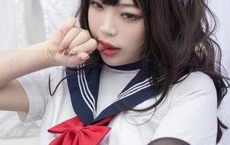 白烨烨：这组豹纹护士写真，拿错了角色吧？