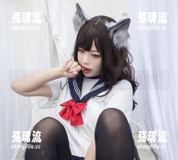 白烨烨：这组豹纹护士写真，拿错了角色吧？