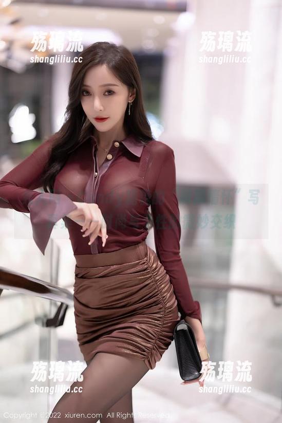 秀人网 - Candy糖糖的“制服情怀”写真集——时尚与个性的微妙交织