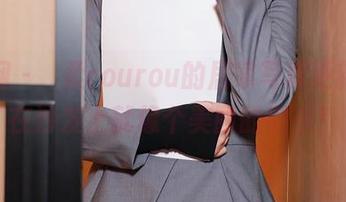 秀人网 – 媃柔rourou的居家写真更新，坐在沙发上就像个美丽的懒虫！