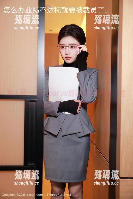 秀人网 - 媃柔rourou的居家写真更新，坐在沙发上就像个美丽的懒虫！