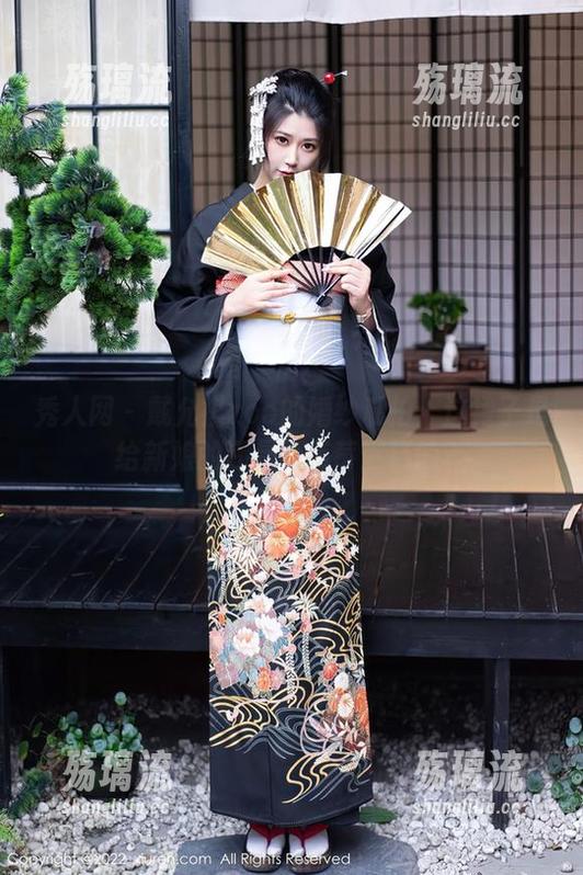 秀人网 - 戴允祺zoe的婚纱私拍：这裙子是给新娘的还是给草莓蛋糕的？