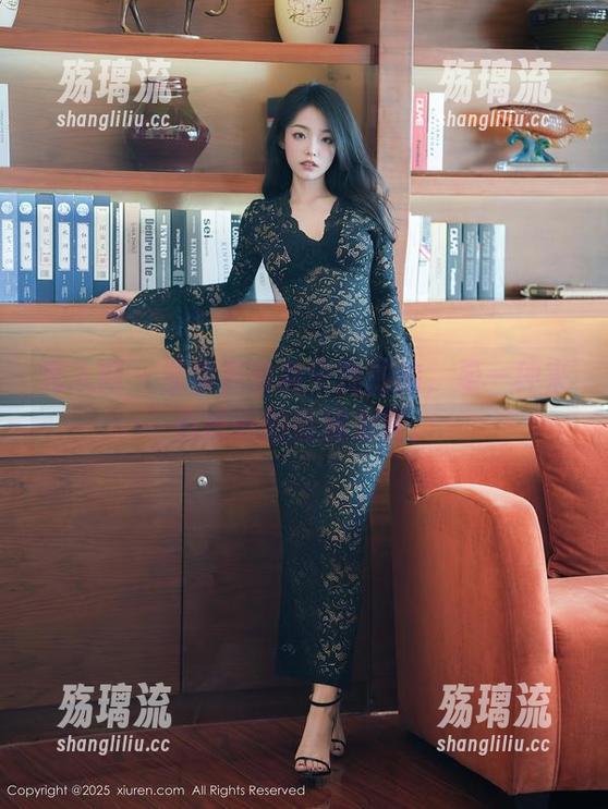 秀人网 - 曼柔在瑜伽中找到的，是一种来自原图的隐秘力量。