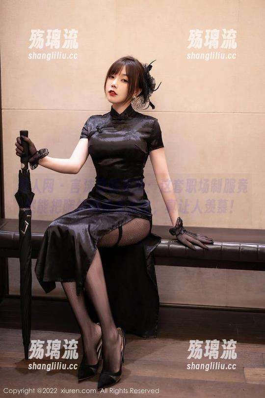 秀人网 - 言沫最新美图：这套职场制服竟然能把腿修得修长无比，真让人羡慕！