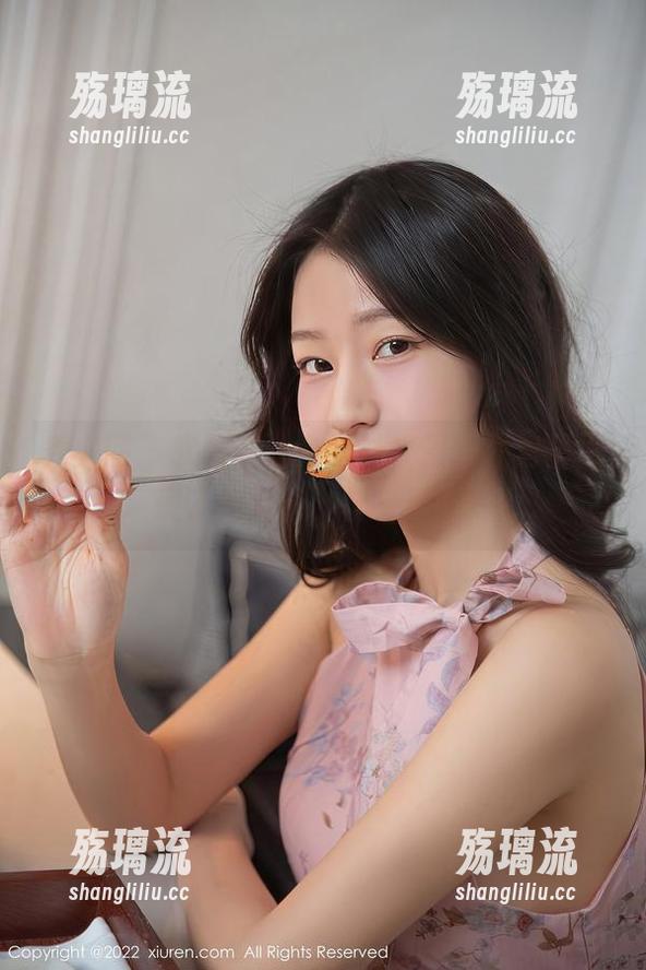 秀人网 - 软软酱化身学妹，最新图包里发现了新大陆，快来看哦～