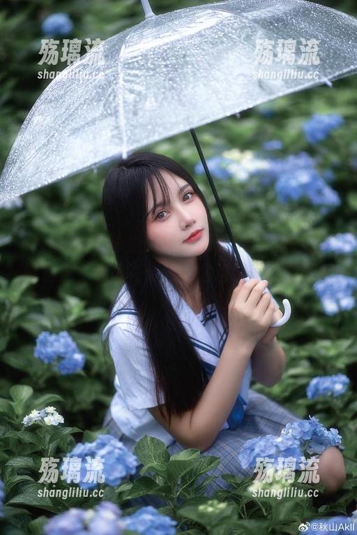 秋山AkI的瑜伽演绎，观察她的动作，腻腻歪歪，像是在传递什么难以言说的讯息。