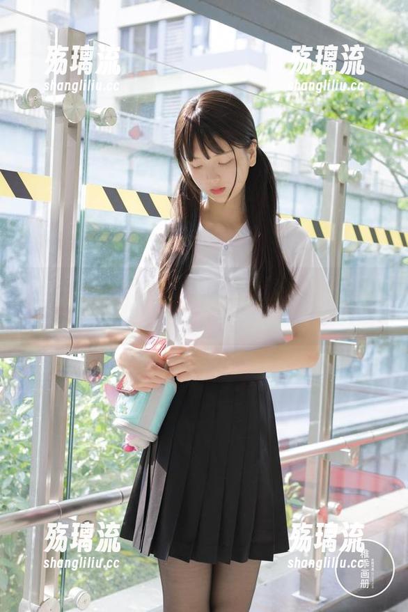 稚乖画册 - 深入私拍《Lolita》的夜夜天地，随性与暧昧交织