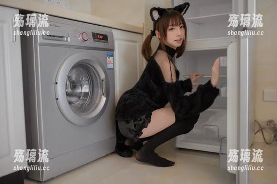 最新汉服套图，绮太郎在这儿演绎了一种看似不经意又超级用心的样子。