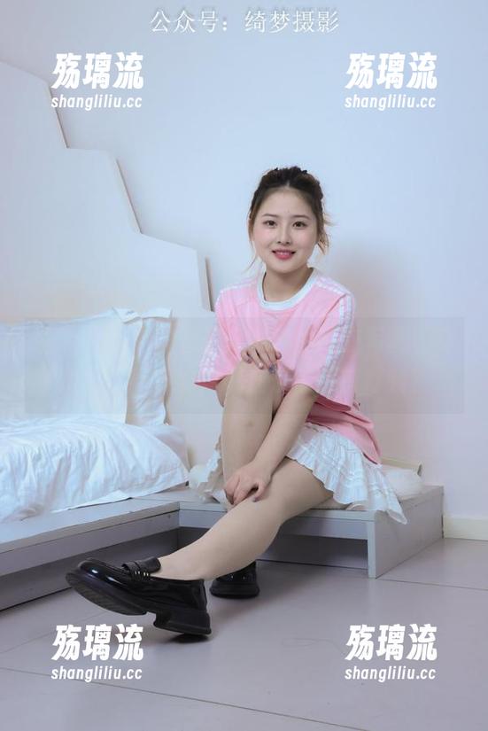 绮梦摄影 - 试着想象小艺的睡衣写真，穿她那件舒适的，现在在你眼前打转？