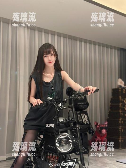 浴室里的腐团儿Ikaros私房图集：一场水珠与柔情的扑面而来