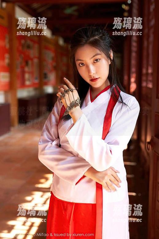 蜜桃社 - 图包里的伊琳，办公室风景其实也可以很‘放松’啊，默默流口水。