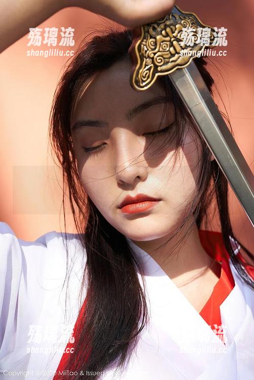 蜜桃社 - 月音瞳的白色秘境——原图展露无遗，图包里藏玄机！