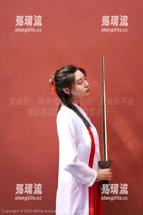 蜜桃社 - 顾乔楠的女王套图：这场面不由得让我联想起上周的聚会……