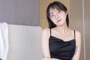 袜啵啵 – 一起揭开糯米私拍合集中的瑜伽裤裤里丝——这是正常的吗？！
