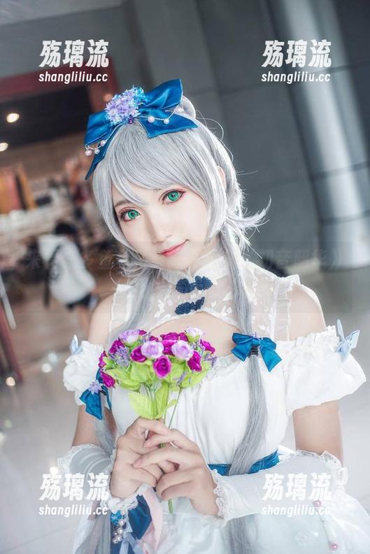 来看许多鱼鱼鱼最新写真集《初音韶华》，反正也是看图说话嘛