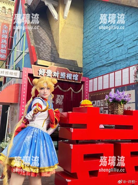 在许枳的小公主写真里，仿佛时间都慢了下来
