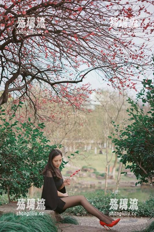 微密圈 - 这种棉袜搭配辣妈女神的姿态，令人咋舌——是时候下载她的写真集了
