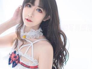 大象在红色中游弋，阮邑Fairy的写真原图好像让我停不下来。