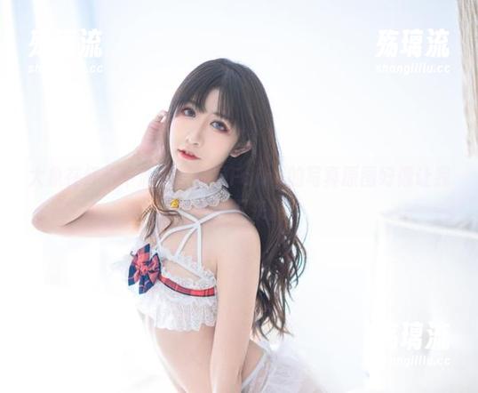 大象在红色中游弋，阮邑Fairy的写真原图好像让我停不下来。