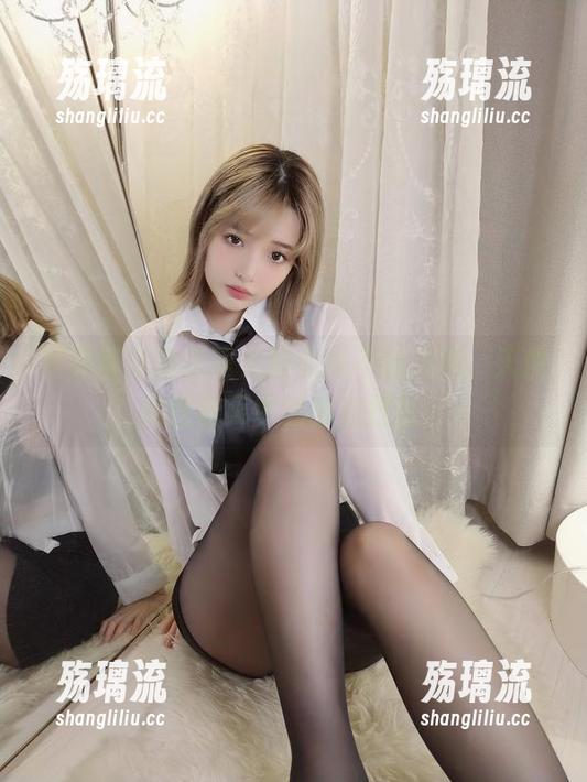 图集展现出无圣光的雯妹不讲道理，天使属性破灭中透出点性感。