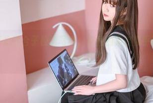 最新发售！青水百合子校服写真，衣角的柔软似乎映射着不老的校园情怀