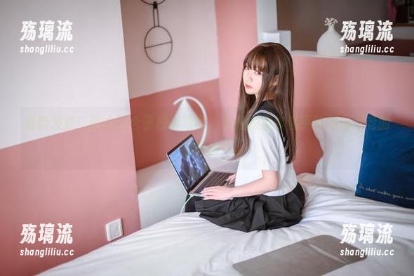 最新发售！青水百合子校服写真，衣角的柔软似乎映射着不老的校园情怀