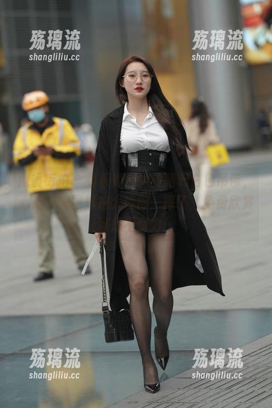 魔镜街拍 - 看着婷婷的美腿和白色吊带，心想这美图真是太值得一探了，免费欣赏真是不费力！