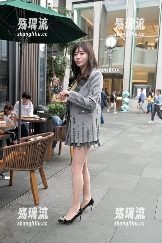 “魔镜街拍”：牛仔短裙美女的私拍图包，珍藏级别哦