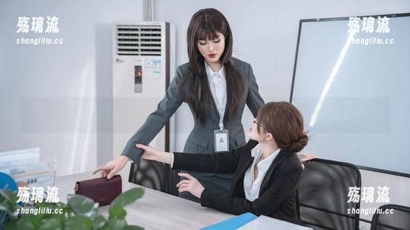 看，鹿八岁baby的白裙图集，纯白安静却又不乏色彩